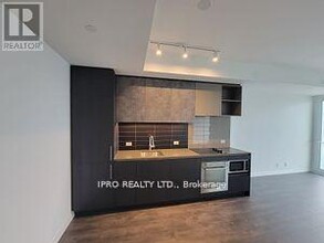 1000-1000 Portage Pkwy in Brampton, ON - Building Photo - Building Photo