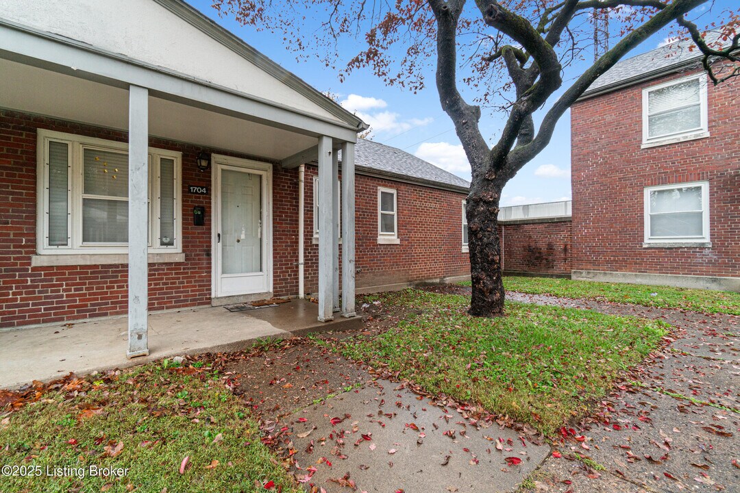 1704 De Soto Terrace in Louisville, KY - Building Photo