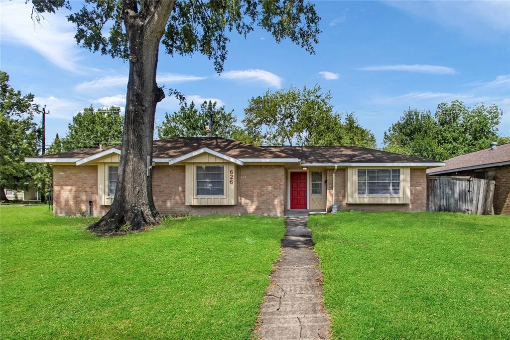 626 Soft Shadows Ln in Houston, TX - Building Photo