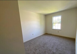 6605 Hollow Dr in East Petersburg, PA - Building Photo - Building Photo
