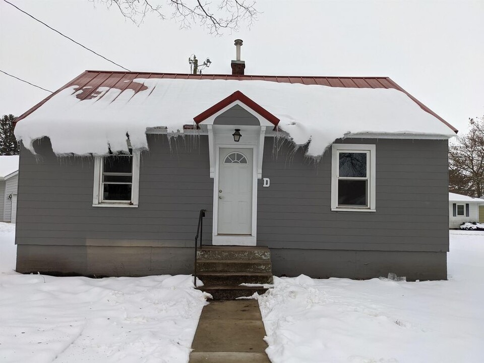 609 1st St W-Unit -E in Independence, IA - Building Photo