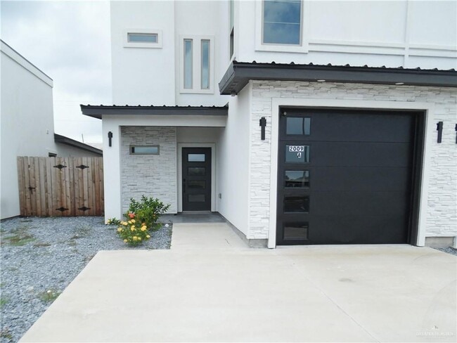 19 New Combs Rd in Harlingen, TX - Building Photo - Building Photo