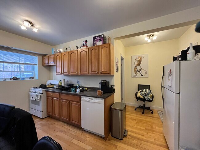 1614 Beacon St, Unit 2 in Brookline, MA - Foto de edificio - Building Photo