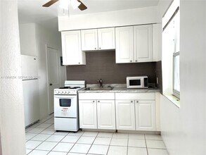 1931 Jefferson St-Unit -E in Hollywood, FL - Building Photo - Building Photo