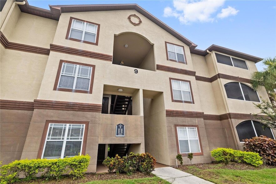 16573 Enclave Village Dr, Unit B3-7 in Tampa, FL - Building Photo