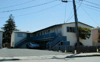 654 Oakside Ave in Redwood City, CA - Building Photo - Building Photo