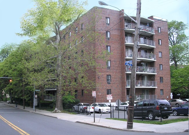 Carriage House in Mount Vernon, NY - Building Photo - Building Photo