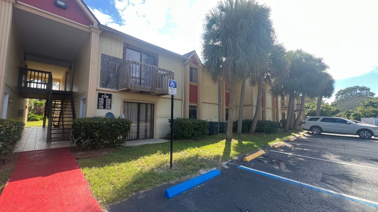 2130 Forest Knoll Dr NE in Palm Bay, FL - Foto de edificio