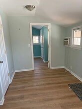 11 West St in East Hampton, CT - Foto de edificio - Building Photo