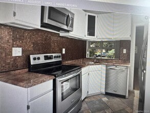 571 Richmond Rd in East Meadow, NY - Building Photo - Building Photo