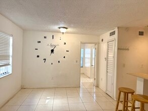 1525 NW 19th Terrace, Unit 2 in Miami, FL - Building Photo - Building Photo