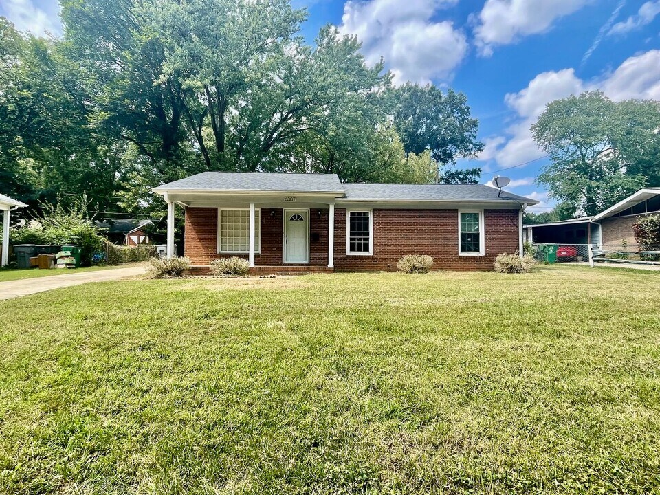 6307 Cove Creek Dr in Charlotte, NC - Building Photo