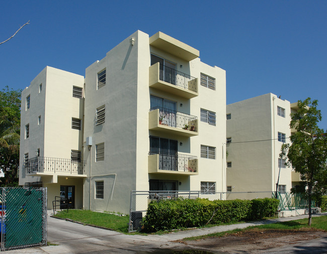 Santa Clara Apartments in Miami, FL - Foto de edificio - Building Photo