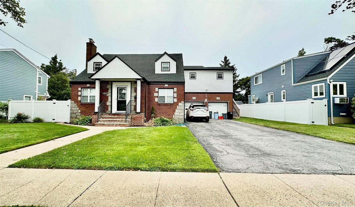 133 Schenck Blvd in Floral Park, NY - Building Photo