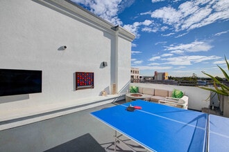 Icon Plaza in Los Angeles, CA - Building Photo - Building Photo