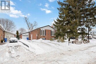 249 Hodgson Dr in Newmarket, ON - Building Photo - Building Photo