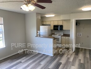 512 Lenora Dr-Unit -B in Taylor, TX - Building Photo - Building Photo