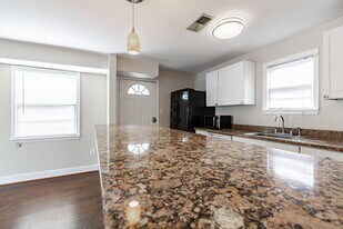 430 N Patrick St in Alexandria, VA - Building Photo