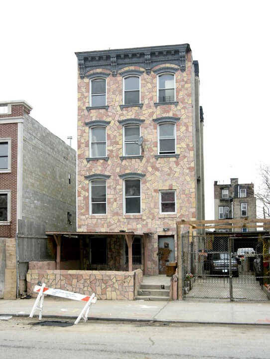 117 Pulaski St in Brooklyn, NY - Building Photo