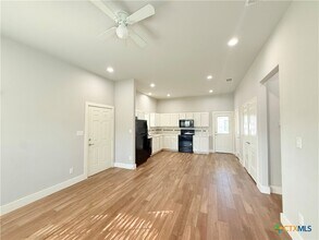 1128 Magnolia St in Seguin, TX - Building Photo - Building Photo