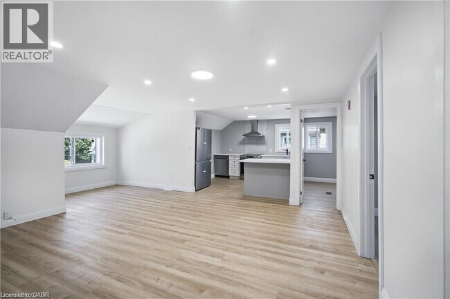 10 Comet Ave in Hamilton, ON - Building Photo - Building Photo