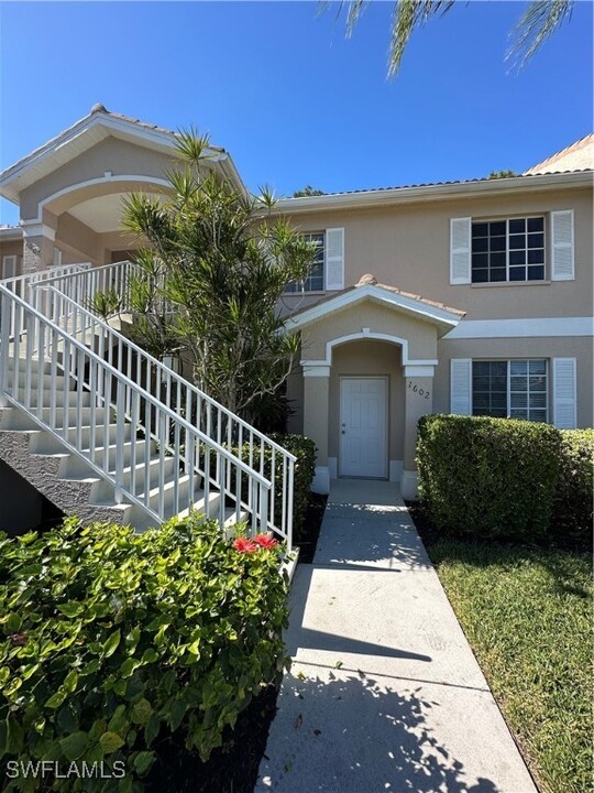 8065 Tiger Cove in Naples, FL - Foto de edificio