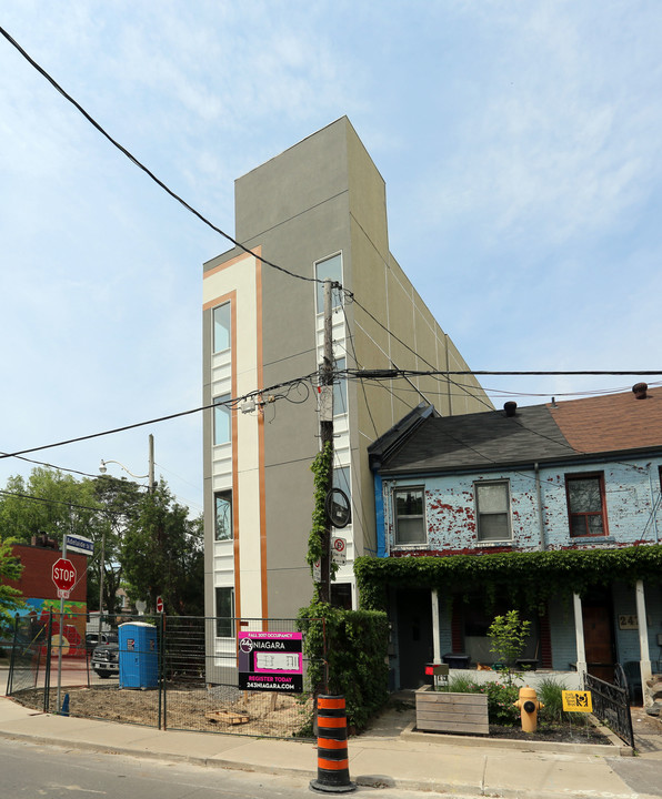 247 Niagara St in Toronto, ON - Building Photo