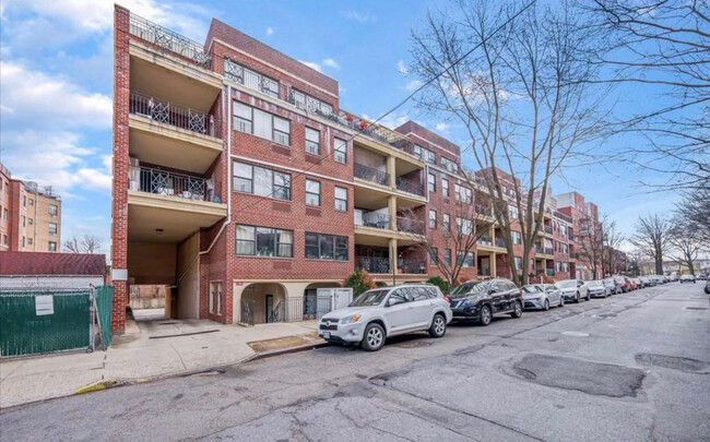 7117 162nd St, Unit 1F in Fresh Meadows, NY - Building Photo - Building Photo