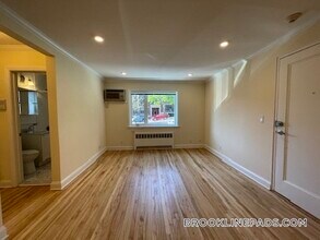 70 St Paul St, Unit 2 in Cambridge, MA - Foto de edificio - Building Photo
