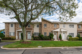 Cameo Townhouses in Valley Stream, NY - Building Photo - Building Photo