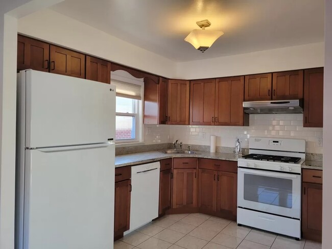 3628 166th St, Unit 1st Floor in Flushing, NY - Building Photo - Building Photo