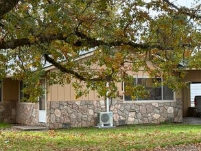1337 SW Foundry St in Grants Pass, OR - Building Photo - Building Photo