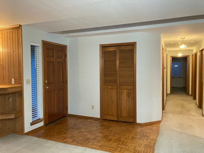 214 Hillsdale Dr in Newberg, OR - Building Photo - Building Photo