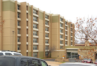 Hewgley Terrace in Tulsa, OK - Building Photo - Building Photo