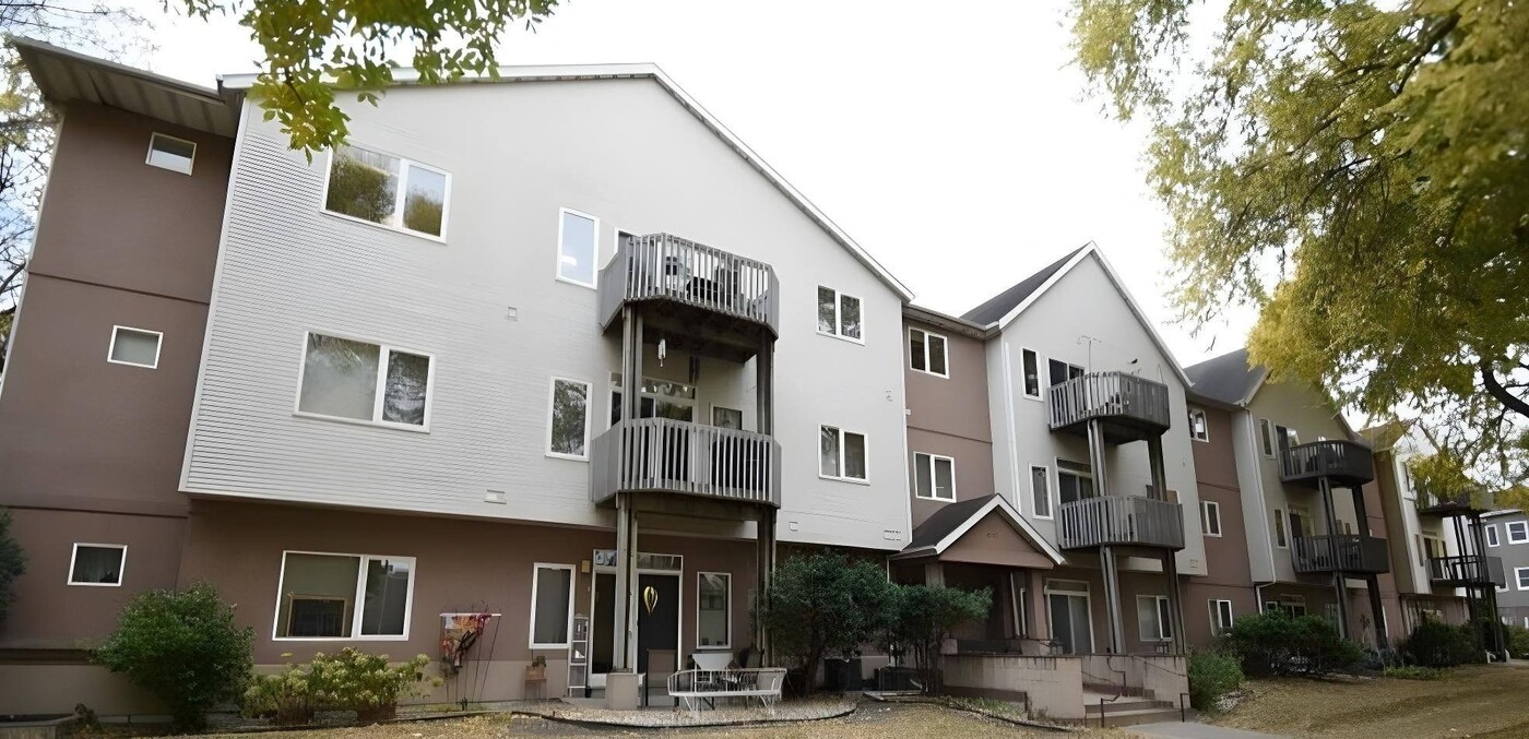 Eighth Street Manor in Fargo, ND - Foto de edificio