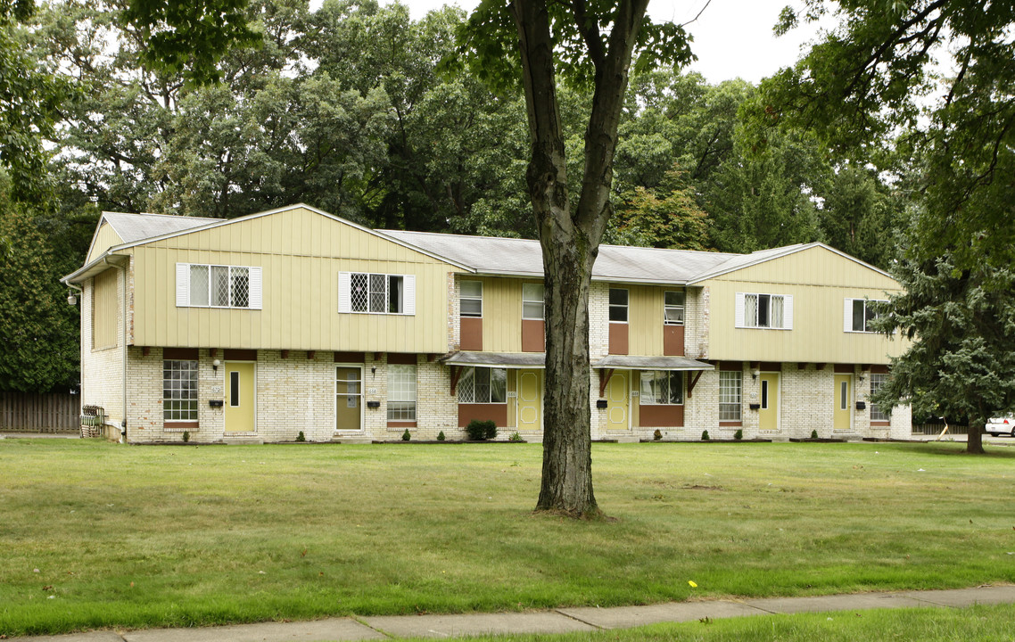 Preston Villa Apartments in Cuyahoga Falls, OH - Building Photo