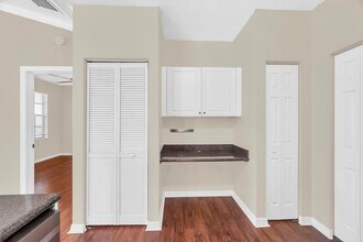 319 SE Kitching Cir in Stuart, FL - Foto de edificio - Building Photo