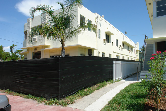 1021 Bay Dr in Miami Beach, FL - Foto de edificio - Building Photo