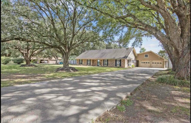 1059 Briar Patch Dr in Broussard, LA - Building Photo - Building Photo