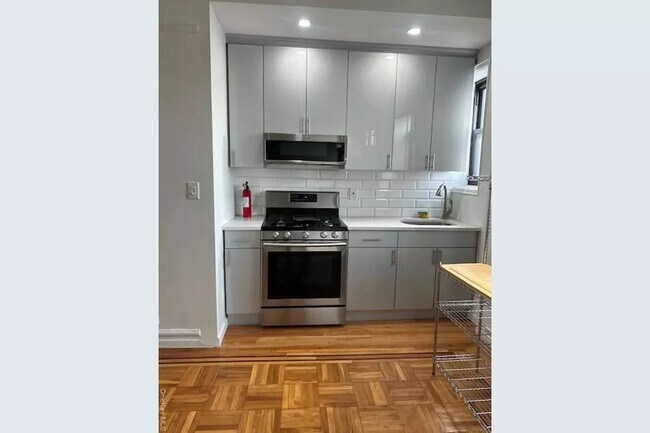 754 Brady Ave, Unit 605 in Bronx, NY - Foto de edificio - Building Photo