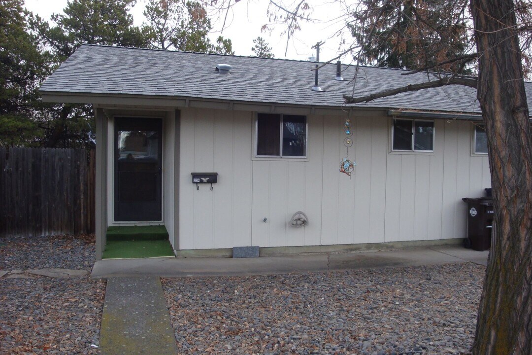 234-244 SW 11th St in Redmond, OR - Building Photo