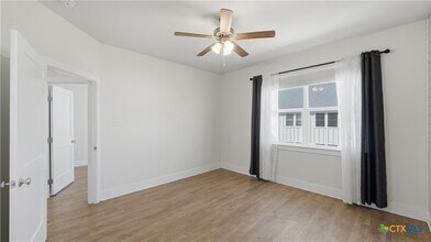 223 Sapphire Dr in New Braunfels, TX - Foto de edificio - Building Photo