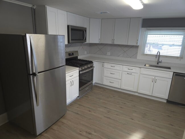 10906 N Woodstock St, Unit B