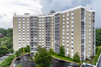The Glenview in Louisville, KY - Building Photo - Building Photo