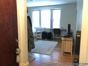 349 Pleasant St, Unit C-4 in Malden, MA - Foto de edificio - Building Photo