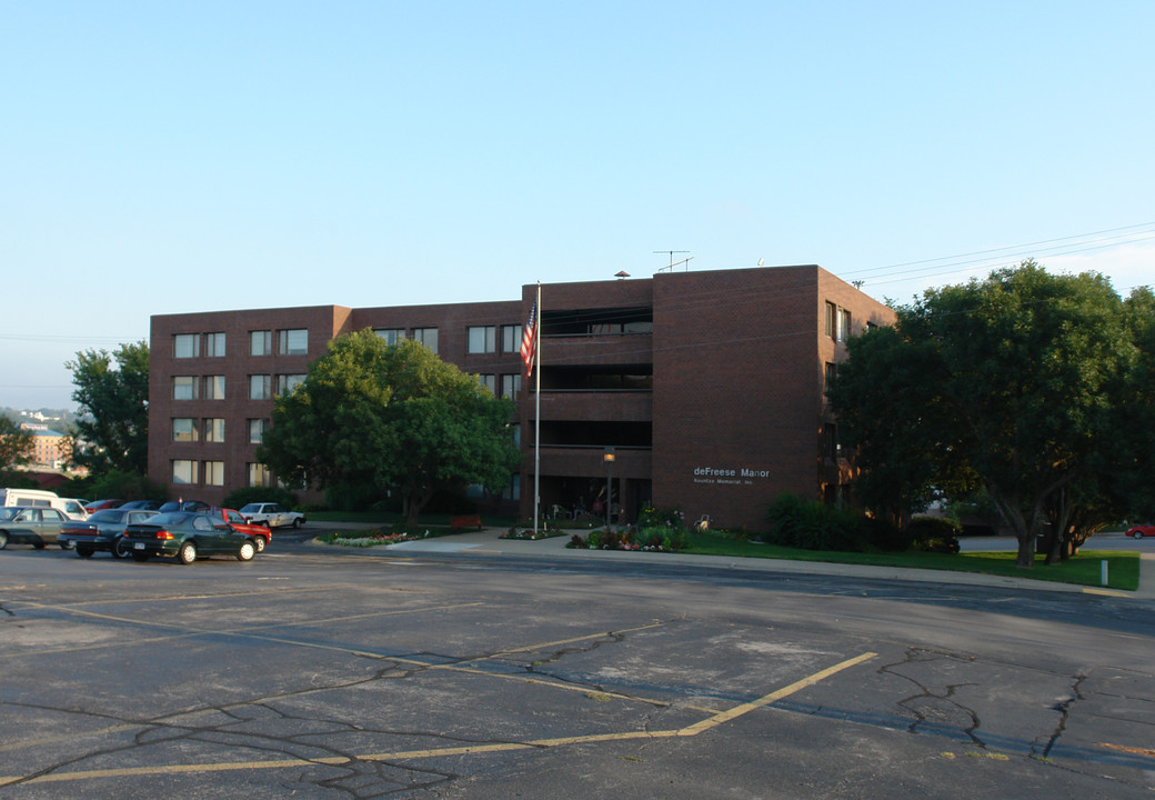 De Freese Manor in Omaha, NE - Building Photo