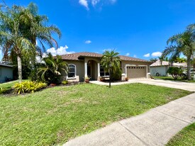 6614 68th St E in Bradenton, FL - Building Photo