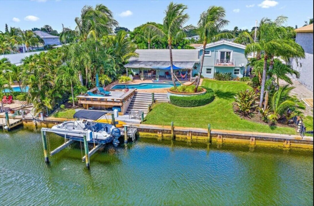 724 Kittyhawk Way in North Palm Beach, FL - Foto de edificio