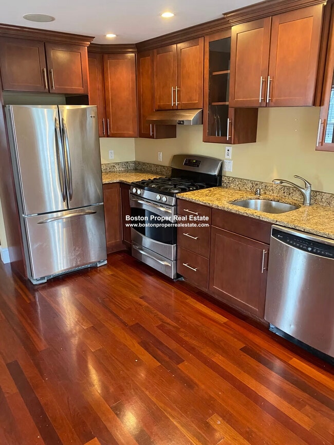 632 E Broadway, Unit 4 in Boston, MA - Foto de edificio - Building Photo