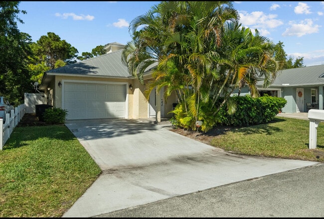 5856 SE Inez Ave in Stuart, FL - Building Photo - Building Photo